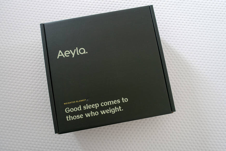 Aeyla mela weighted blanket box